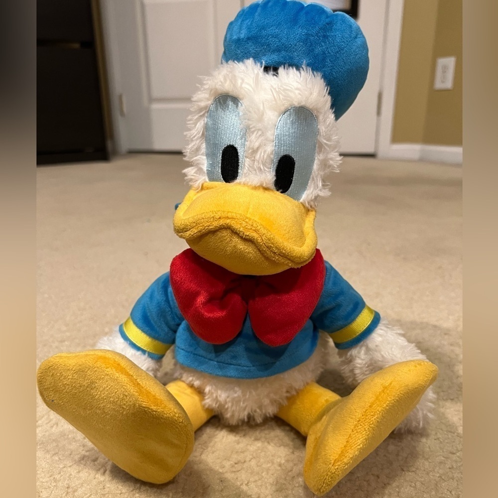 Donald Duck Plush Disney Store Authentic Exclusive Soft Stuffed Animal 18”.